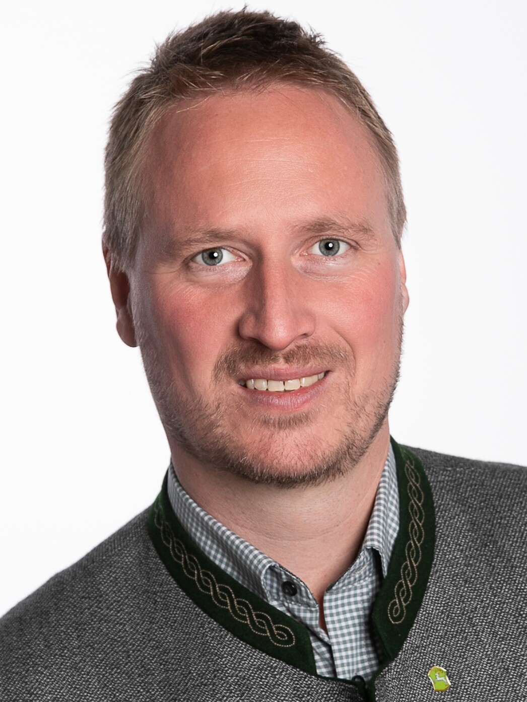 Portraitfoto des Ersten Bürgermeisters der Gemeinde Lenggries, Herrn Stefan Klaffenbacher.