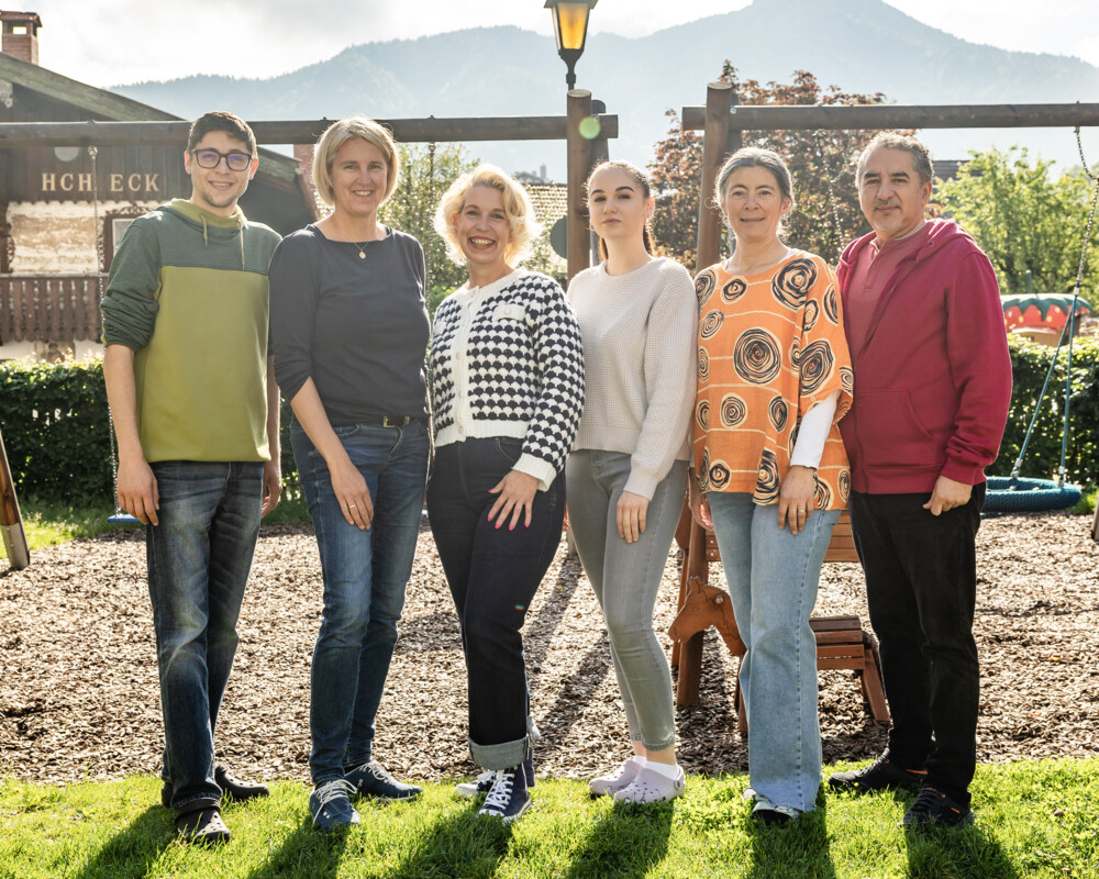 Teamfoto aller Beschäftigten des Kindergartens St. Jakobus. Das Foto wurde im Außenbereich (Garten) des Kindergartens aufgenommen. 