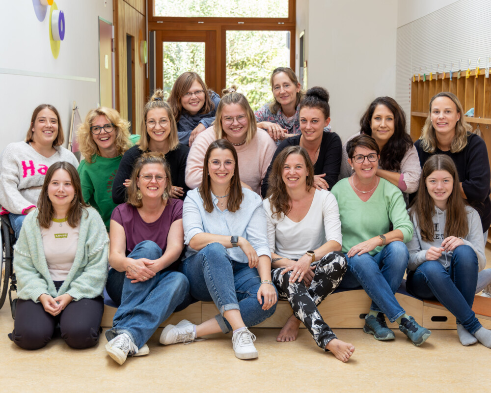 Teamfoto aller Beschäftigten des Kindergartens St. Antonius. Das Foto wurde im im Innenbereich des Kindergartens aufgenommen. 