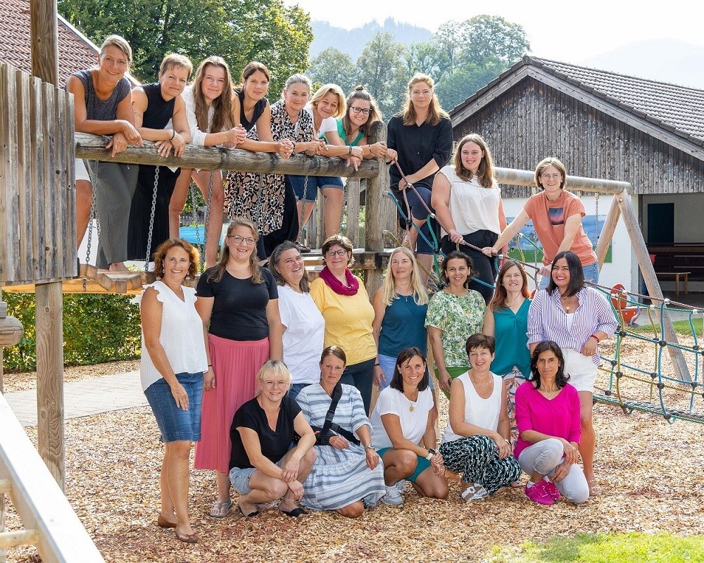 Teamfoto aller Beschäftigten der Kindertageseinrichtung St. Josef. Das Foto wurde im Außenbereich (Garten) der Kindertageseinrichtung aufgenommen. 